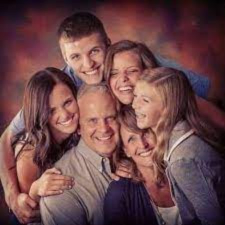 Elle Bielfeldt has three siblings.